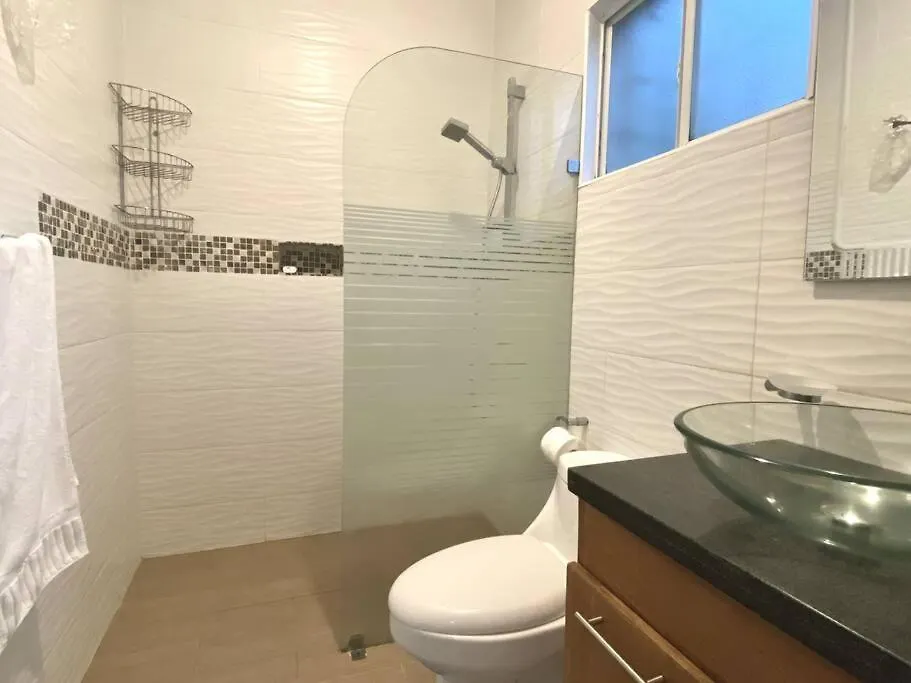 Casa Con Parqueo Privado, Patio Y Jacuzzi. Villa Santo Domingo